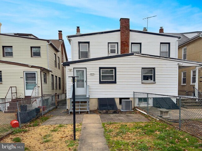 Building Photo - 850 South St