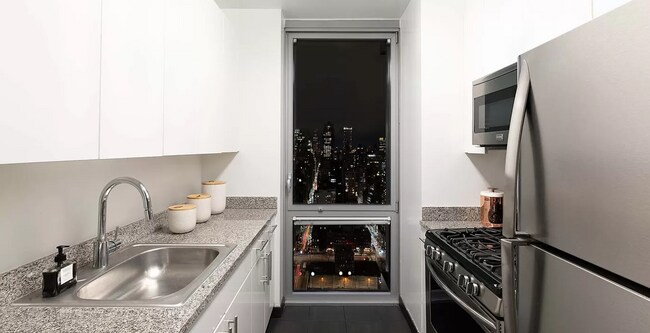 Building Photo - 510 W 38th St
