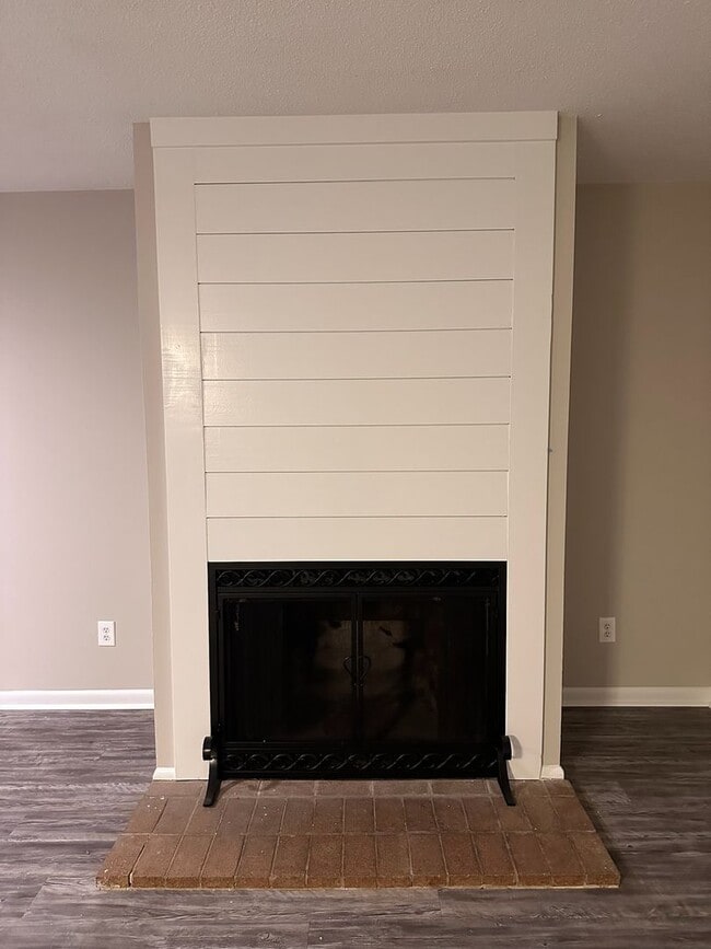 Building Photo - Convenient, in town living with garage!