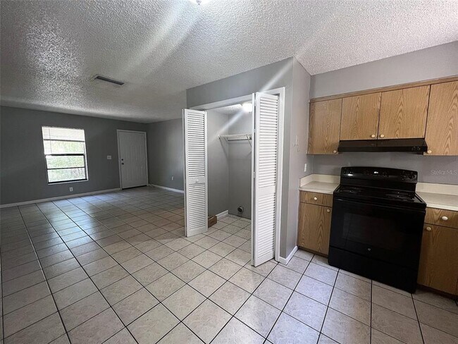 Building Photo - 8804 N Orangeview Ave