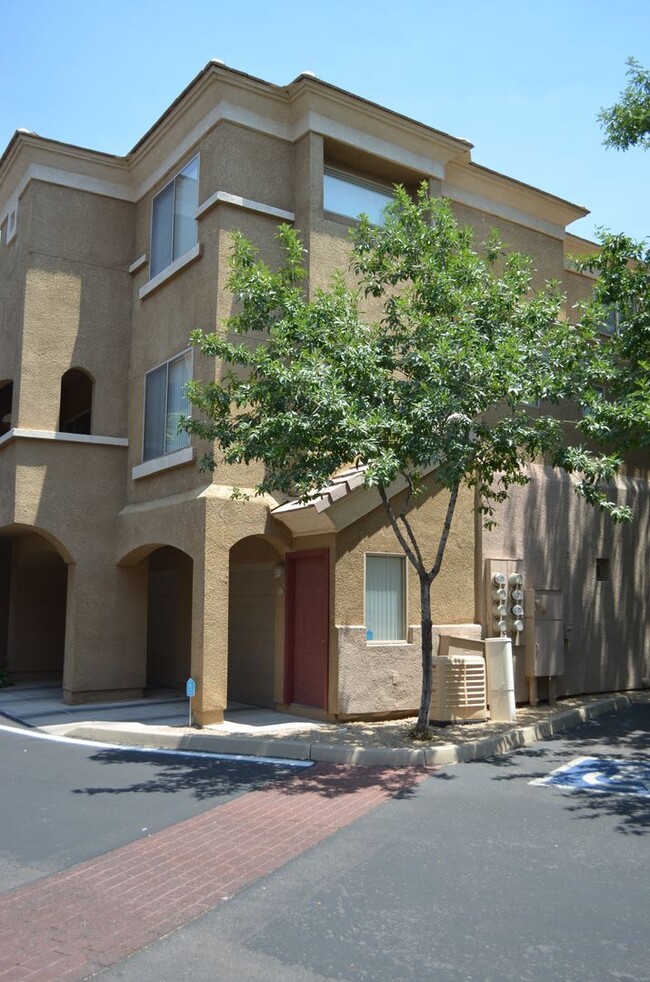Building Photo - Biltmore 2 bedroom!
