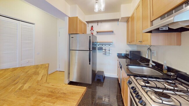 Foto del edificio - 1801 Clydesdale Pl NW