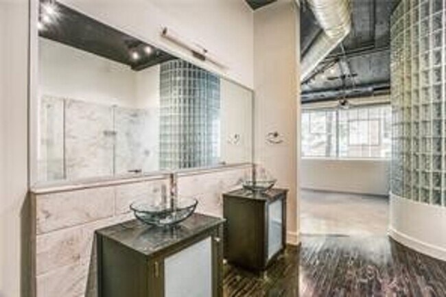 Building Photo - Covered 1 BD Loft Condo located in the hea...