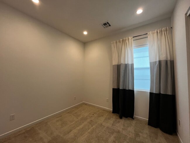 Building Photo - Modern 3-Bedroom Home in Skye Canyon Ranch...