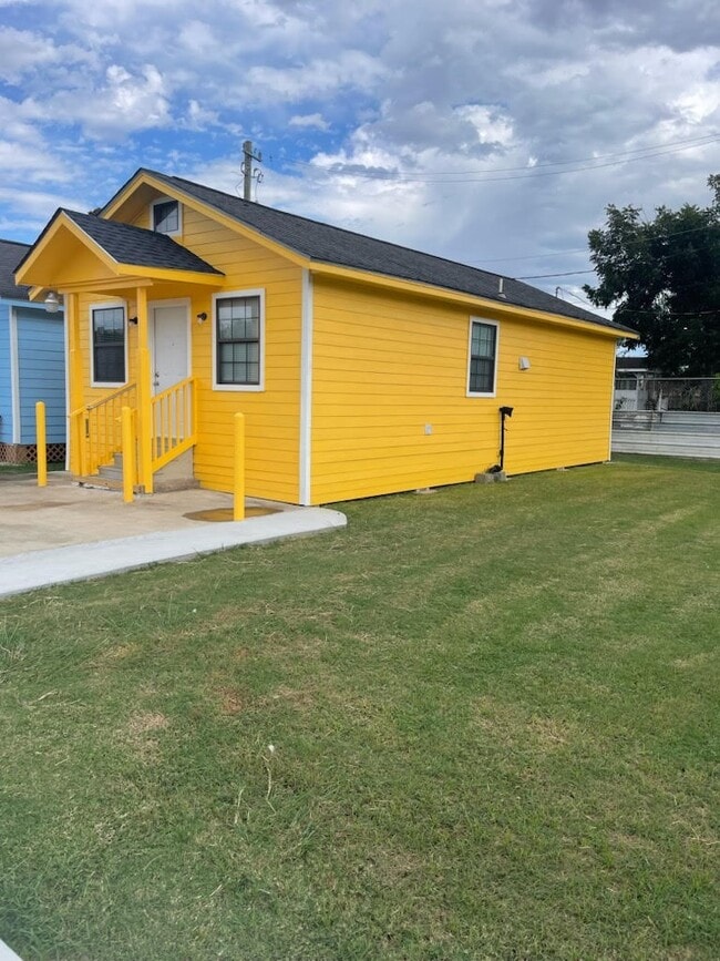 Building Photo - 11357 Gil Rodriguez Lp W