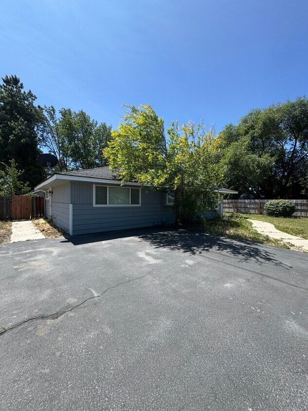 Foto principal - Spacious 4 Bed, 3 Bath House for Rent