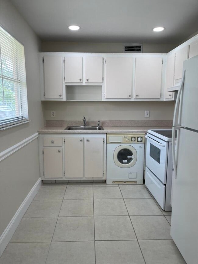 Building Photo - 472 Saxony Way