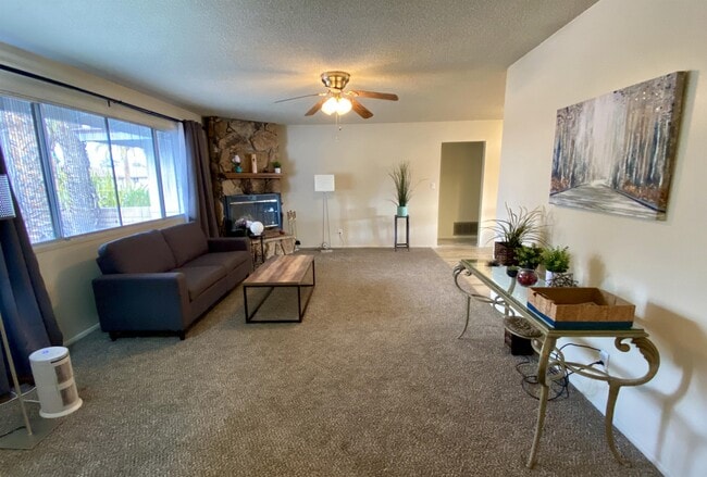 Building Photo - 635 E Manhatton Dr