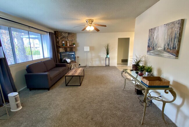 Foto del edificio - 635 E Manhatton Dr