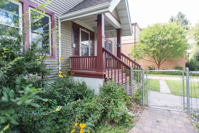 Foto del edificio - 1240 Broadway N