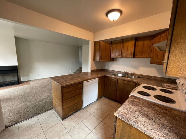 Building Photo - Pet Friendly Sunny Dale Townhome