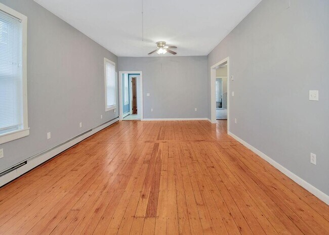 Building Photo - 11 Larch St