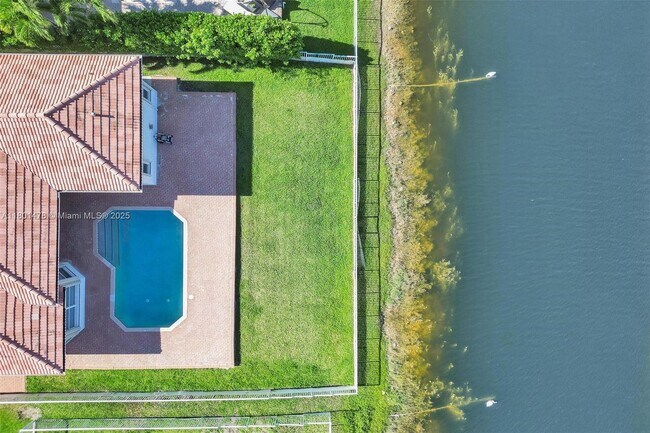 Foto del edificio - 3360 SW 195th Terrace