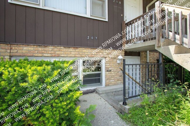 Foto del edificio - WEST AMES!! - 2 Bedroom, 1 Bath Duplex in ...