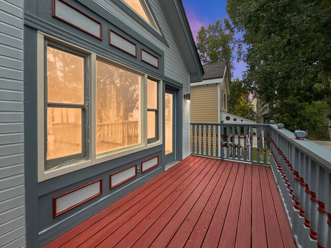 Building Photo - 3 Bed (private loft as 3rd BR) Downtown Br...