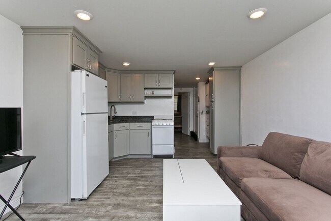 Building Photo - Renovated/Furnished ocean front