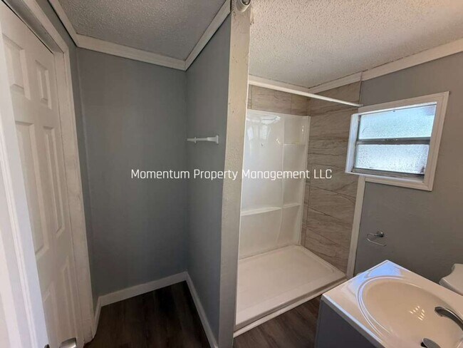 Building Photo - Beautiful 3/2 Home by the water!! READY NOW!