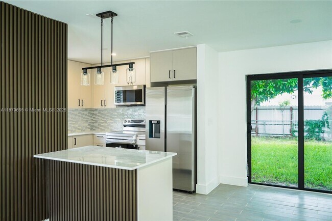Foto del edificio - 18711 NW 32 Ct