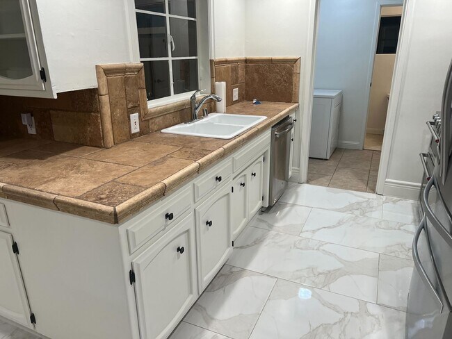 Building Photo - Gorgeous 3 Bedroom 2 Bath Home in Bakersfi...