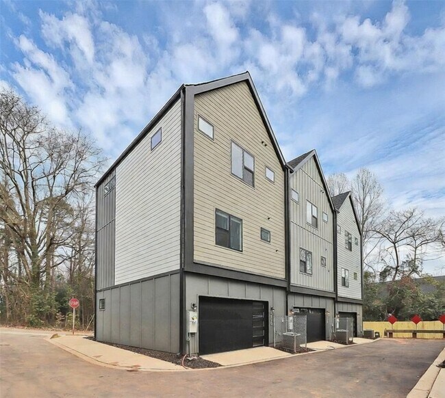 Building Photo - 206 Nelson Ave