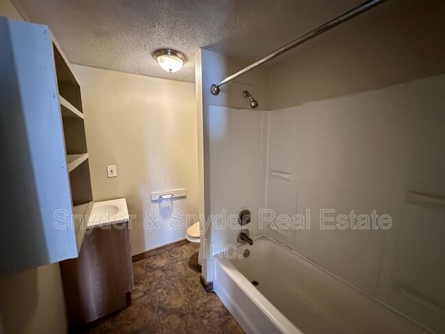 Building Photo - 1007 Cole Ave