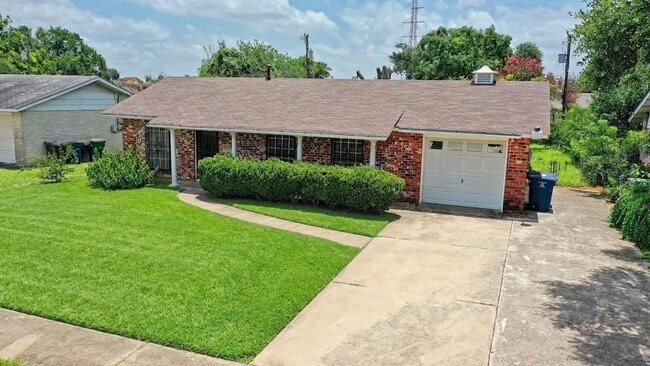 Building Photo - 4810 Wycliff Dr