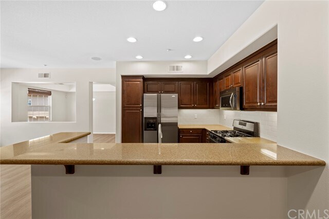 Building Photo - 47 Duet