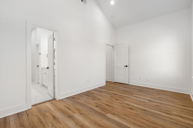 Building Photo - 872 E 35th St