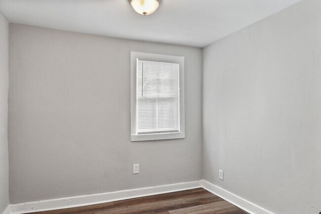 Foto del edificio - Large 1BR/1BA Bungalow Near Downtown For Rent