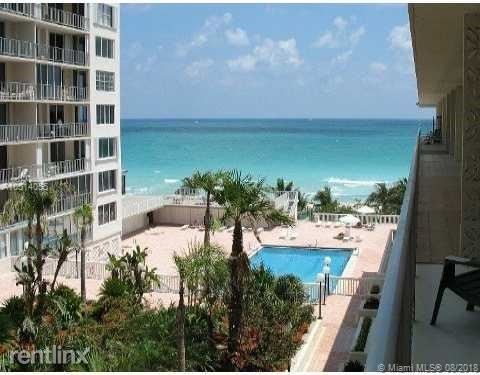 Foto del edificio - 1 br, 1.5 bath  - 5401 Collins Ave Apt 330