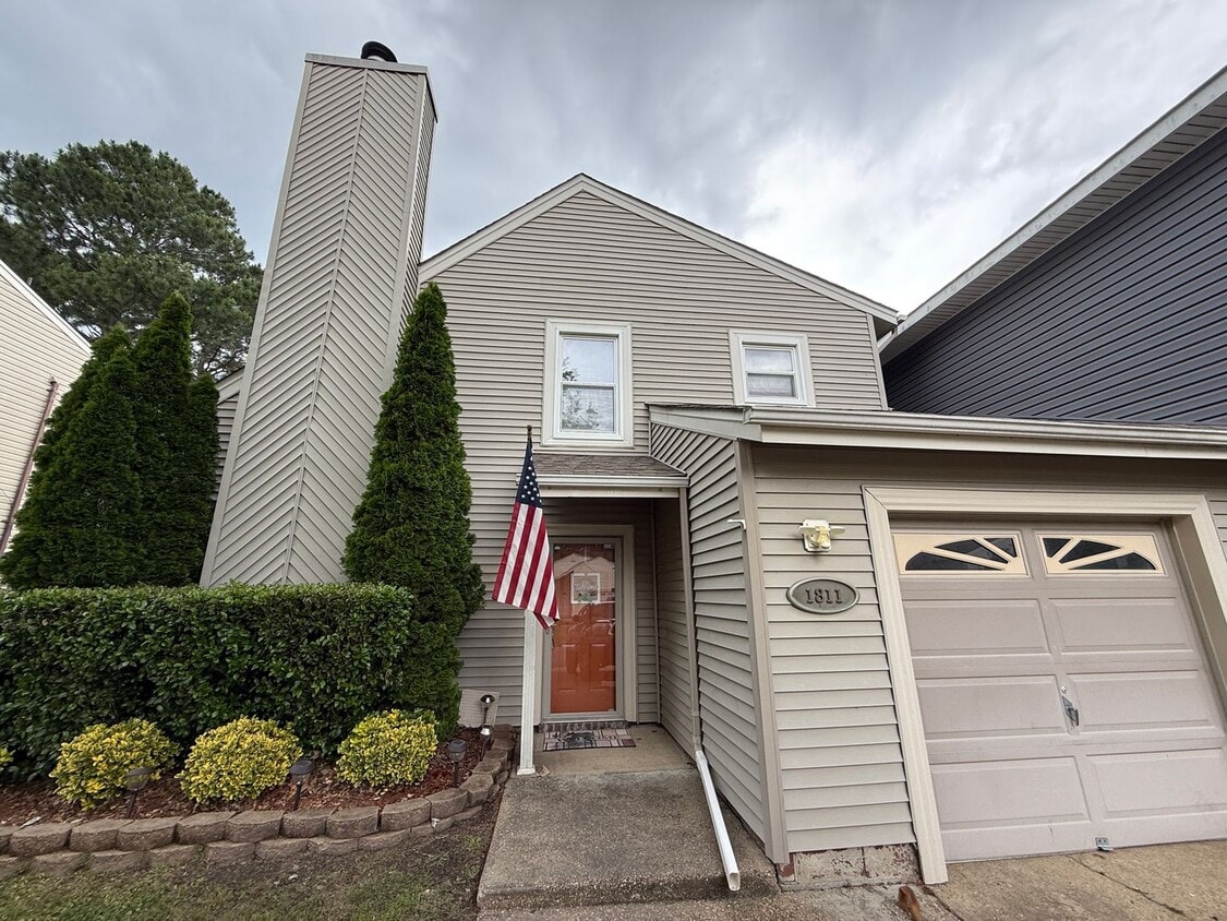 Primary Photo - Lovely 3 Bed 2 bath home with vaulted ceiling