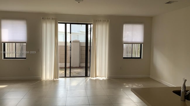 Foto del edificio - 6175 NW 104th Ct