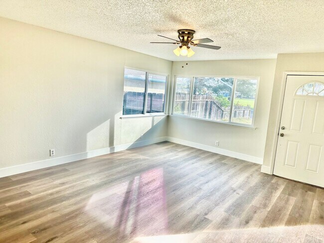 Foto del edificio - Fully Remodeled Kerman 3/2 with Pool