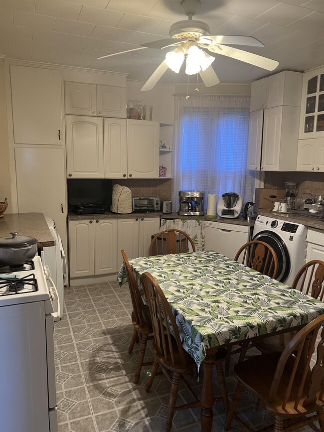 Building Photo - 405 AVENUE E