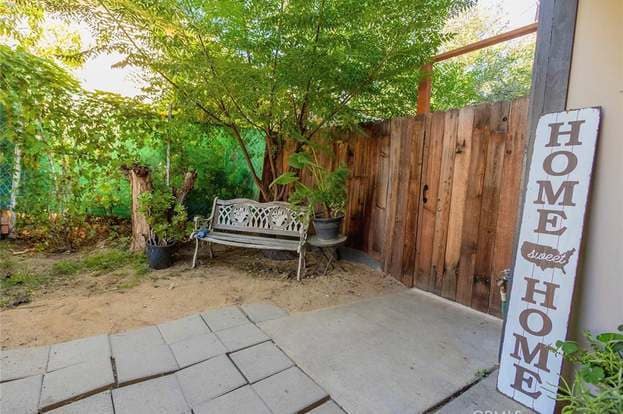 Foto del edificio - 17451 Bromley Ave