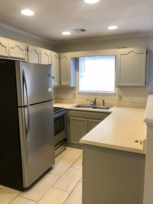 Foto principal - 2463 E 10th St