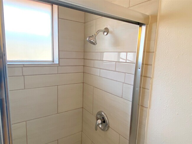 Foto del edificio - 10122 Shadow Wood Dr