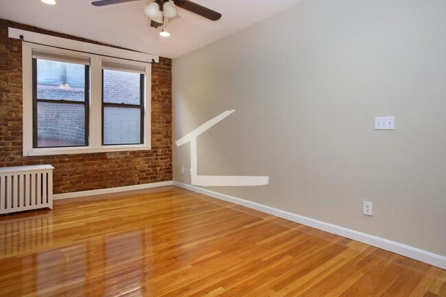Building Photo - 9/1/25 Amazing location! Updated 1BR near ...