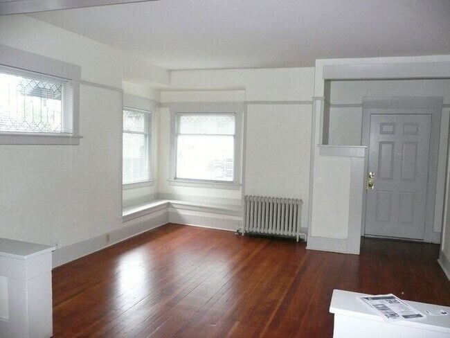 Building Photo - 810 S Ferry St