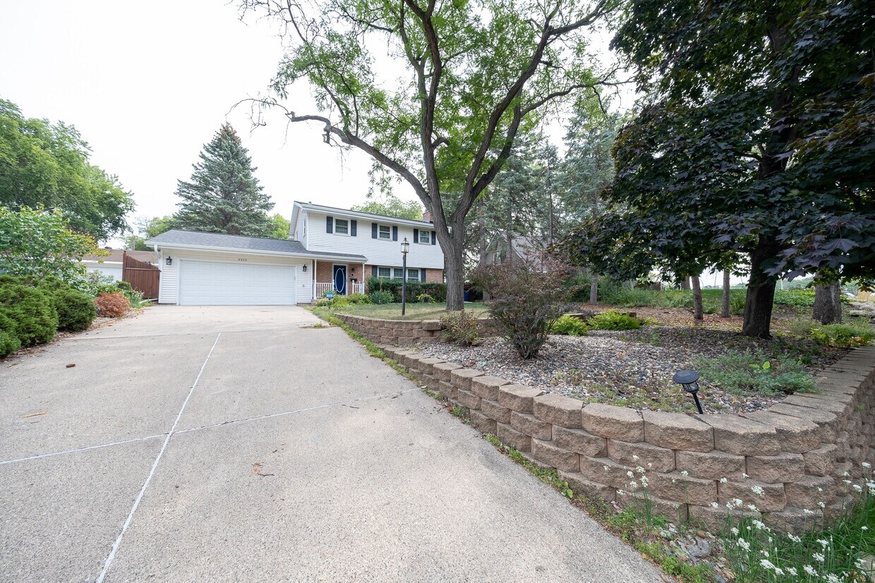 Primary Photo - 6325 Brookview Ave