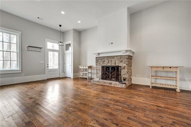 Building Photo - 10671 Serenbe Ln