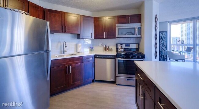 Building Photo - 1 br, 1 bath Apartment - 10 E Grand Ave