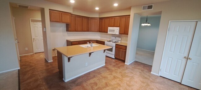 Building Photo - Lovely Spacious 3 Bedroom with Loft Home, ...