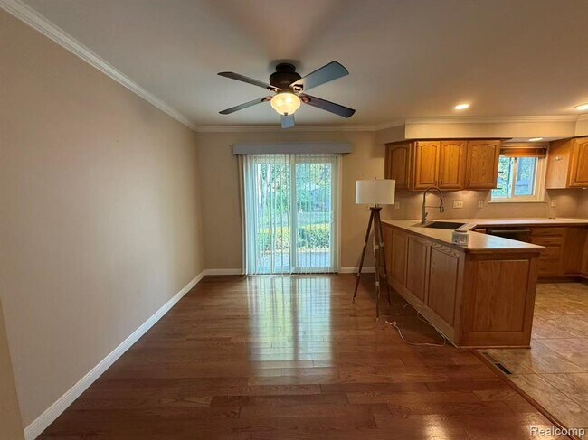 Foto del edificio - 3245 Parker Dr