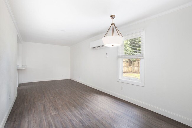 Building Photo - 1/1 Walk to downtown! $1300/month UTILITIE...
