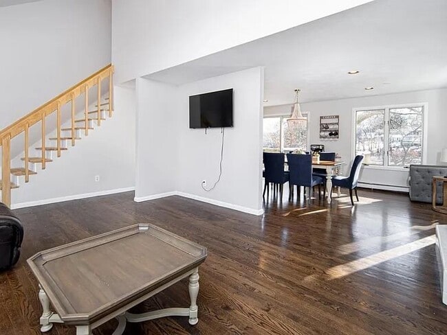 Foto del edificio - 262 Wood Hill Rd