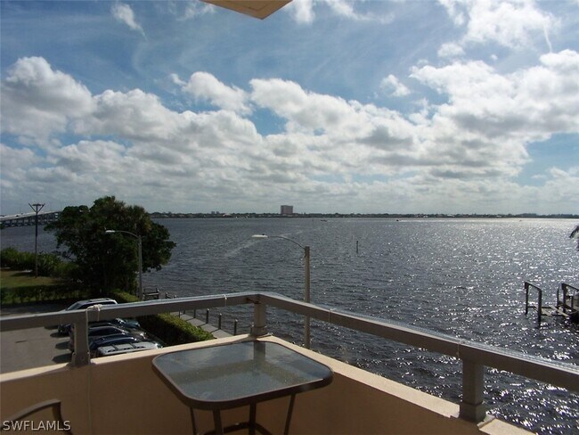 Foto del edificio - 1766 Cape Coral Pkwy E