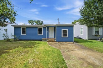 Building Photo - 225 19th Ave N