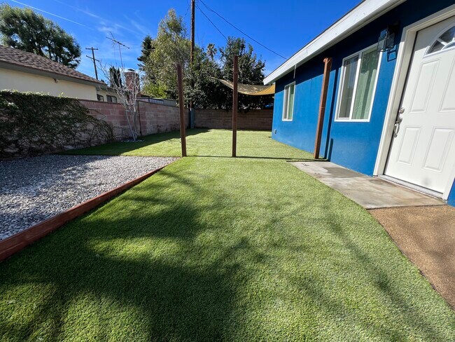 Foto del edificio - 7017 Fullbright Ave