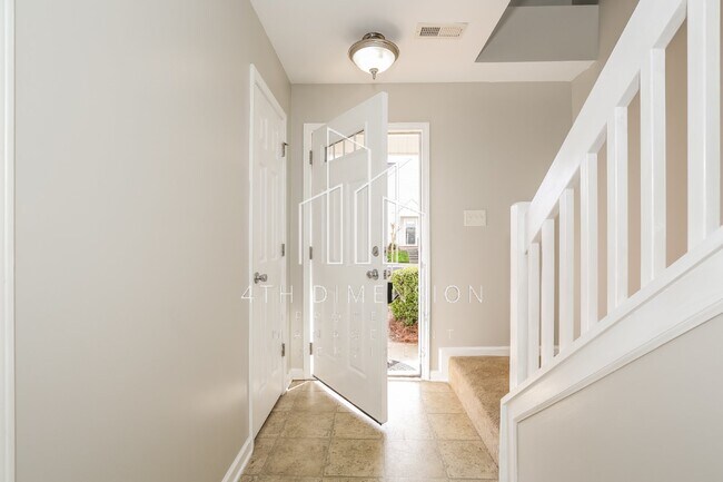 Building Photo - Charming 2 Bed Townhouse in Greensboro wit...